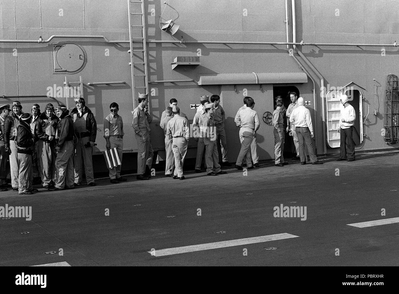 Actors during The Winds of War TV series filming aboard USS Peleliu (LHA-5) 1981. Actors from Paramount Studios and crewmen from the amphibious assault ship USS PELELIU (LHA 5) are outfitted in World War II uniforms during the filming of the movie 'Winds of War'. Stock Photo