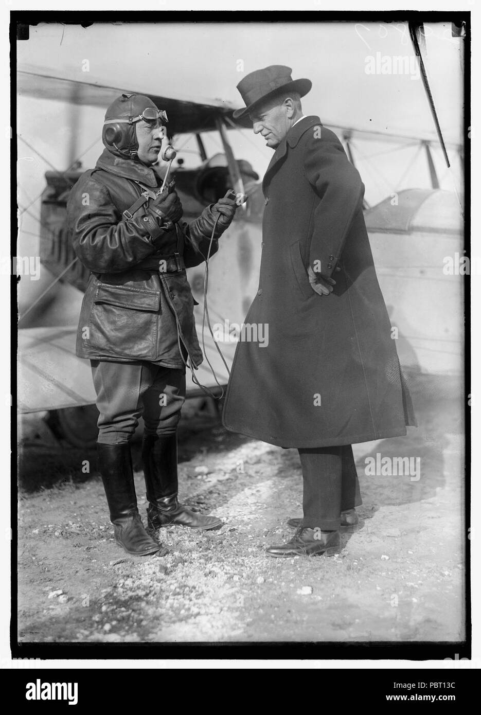ADAMS, A.K. COMDR. U.S.N.- CHIEF DIV. OF AERNAUTICS, BUR. OF STEAM ENG. NAVY DEPT. R. WITH COL. C.C. CULVER, U.S.A. IN CHARGE OF AIRPLANE RADIO DEV. Stock Photo