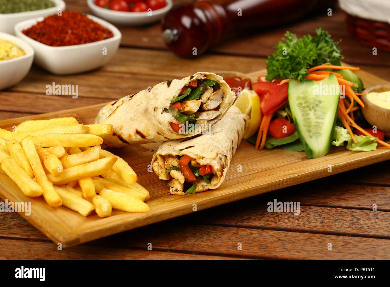 шаверма по московски покровка. шаурма на новослободской. магазин небольшой шаурма картофель фри салаты. мосдонер новослободская 46. мосдонер бауманская.