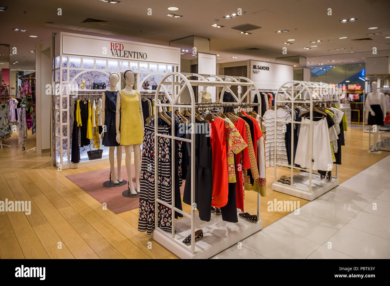 tyktflydende ensidigt Tradition Red valentino fashion shop in hi-res stock photography and images - Alamy