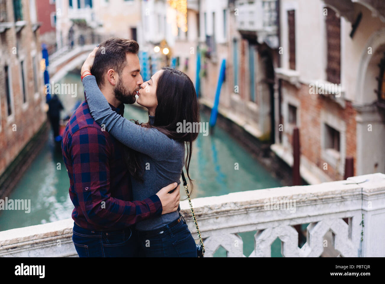 Venice couple kissing on bridge hi-res stock photography and images - Alamy