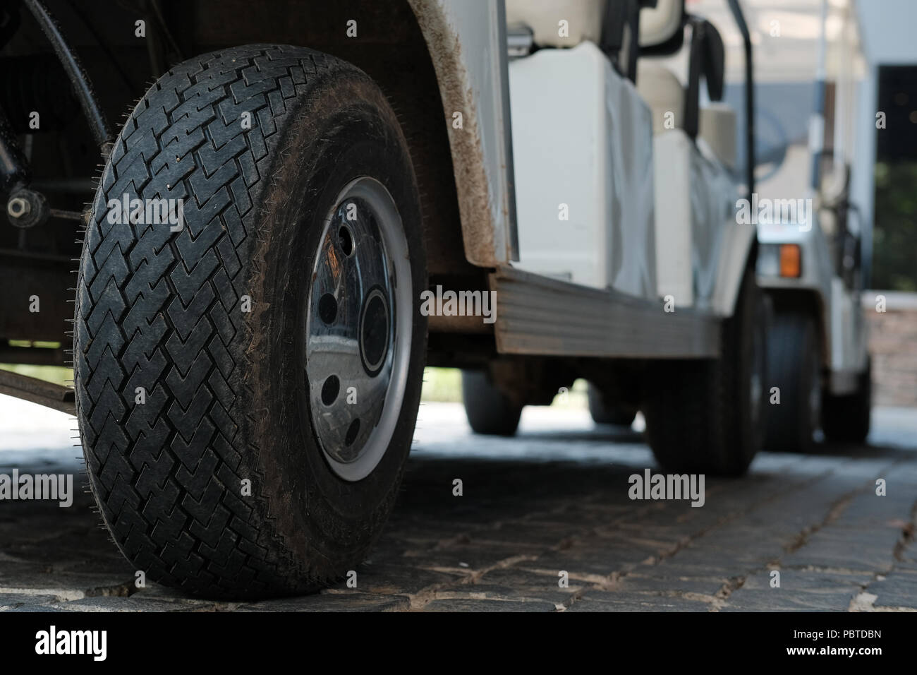 White golf carts hi-res stock photography and images - Alamy