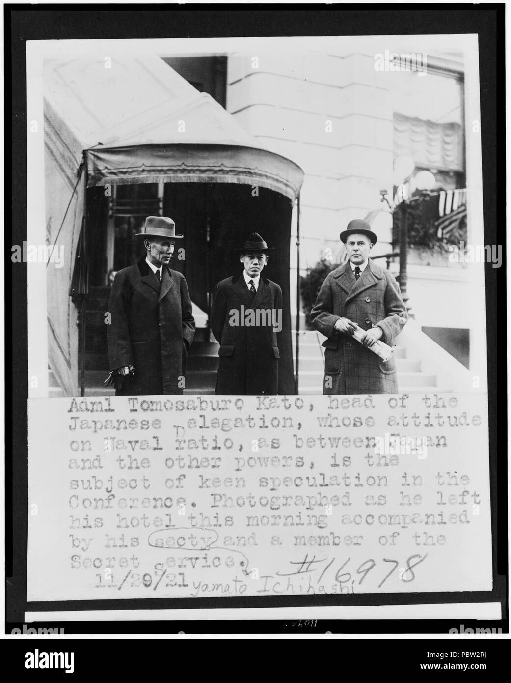 Admiral Tomosaburo Kato, leaving his hotel, on visit to Washington, D.C., for disarmament conference, with his secretary, Yamato Ichihashi, and a member of the Secret Service Stock Photo