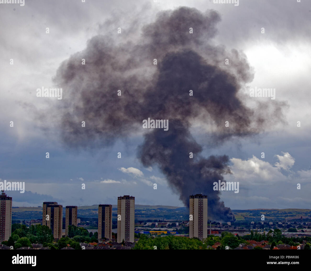 Glasgow, Scotland, UK 30th July. Another fire in Glasgow plumets black smoke over the scotstoun towers high flats, viewed from four miles away, across the city for miles as derelict Howford primary school fire adds to the city’s concerns over airborne pollutants and asbestos focused by the recent Art School blaze. Gerard Ferry/Alamy news Stock Photo