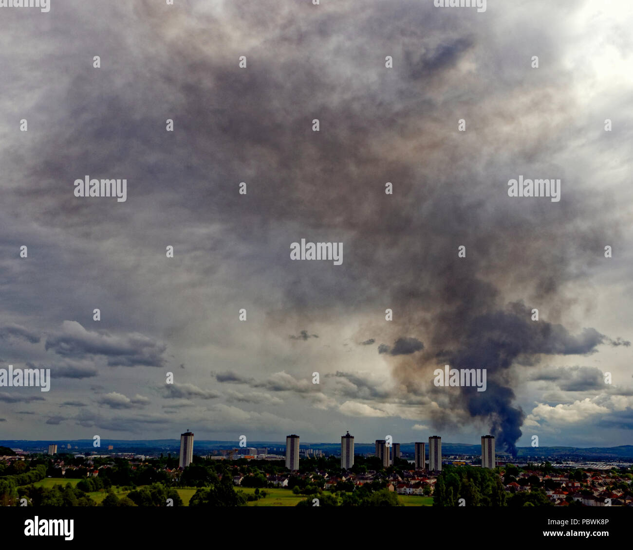 Glasgow, Scotland, UK 30th July. Another fire in Glasgow plumets black smoke over the scotstoun towers high flats, viewed from four miles away, across the city for miles as derelict Howford primary school fire adds to the city’s concerns over airborne pollutants and asbestos focused by the recent Art School blaze. Gerard Ferry/Alamy news Stock Photo