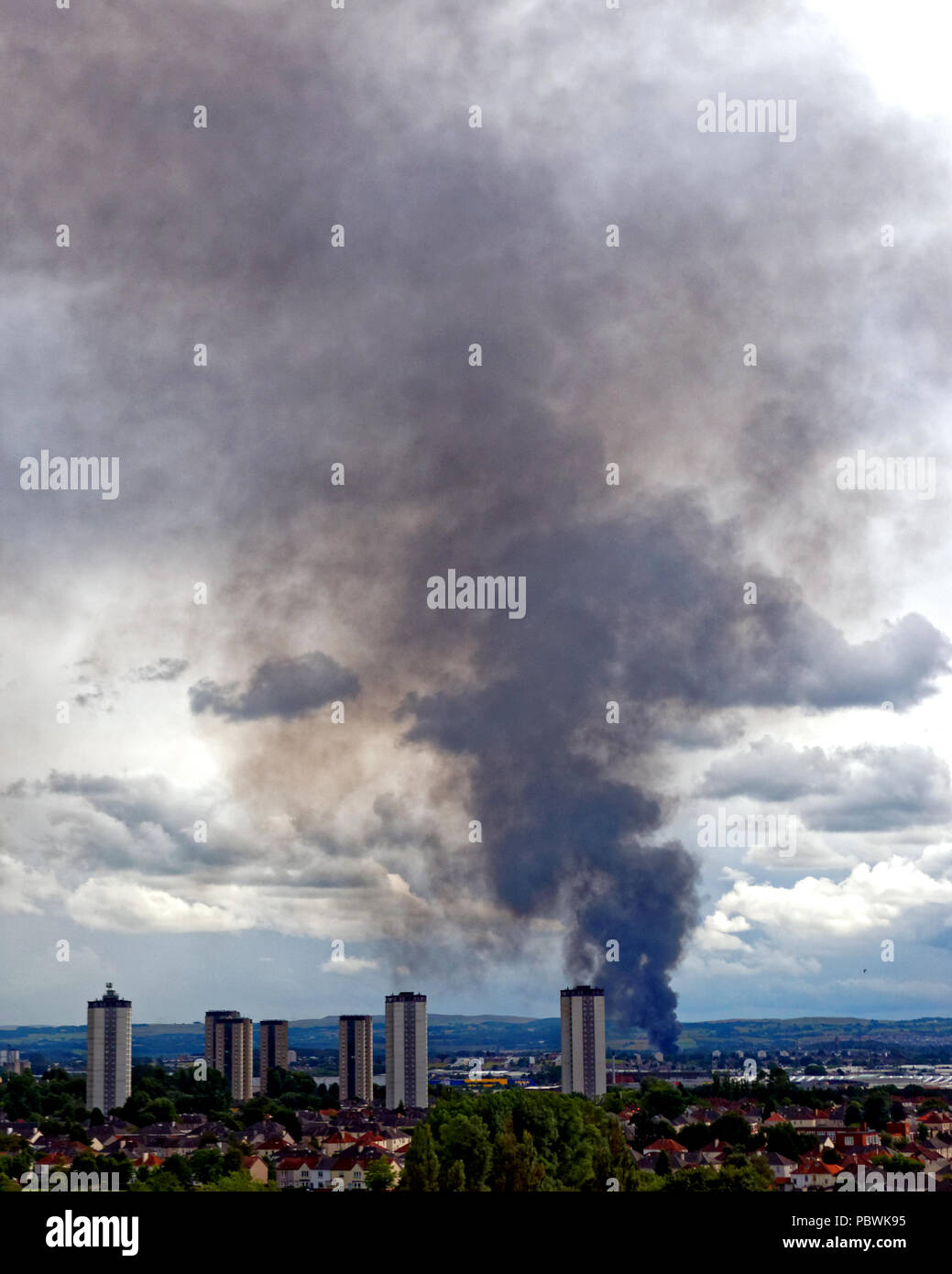 Glasgow, Scotland, UK 30th July. Another fire in Glasgow plumets black smoke over the scotstoun towers high flats, viewed from four miles away, across the city for miles as derelict Howford primary school fire adds to the city’s concerns over airborne pollutants and asbestos focused by the recent Art School blaze. Gerard Ferry/Alamy news Stock Photo