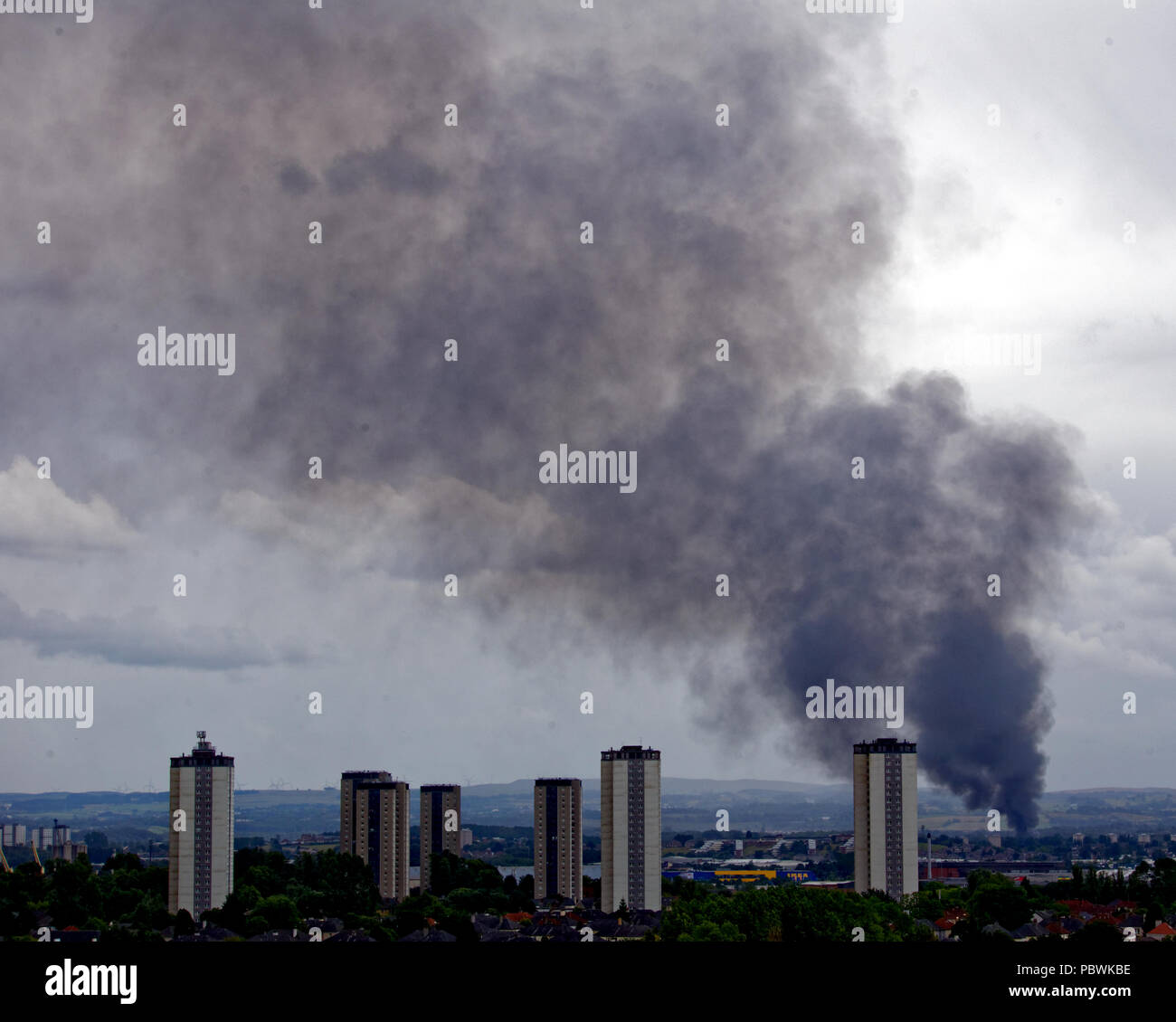 Glasgow, Scotland, UK 30th July. Another fire in Glasgow plumets black smoke over the scotstoun towers high flats, viewed from four miles away, across the city for miles as derelict Howford primary school fire adds to the city’s concerns over airborne pollutants and asbestos focused by the recent Art School blaze. Gerard Ferry/Alamy news Stock Photo
