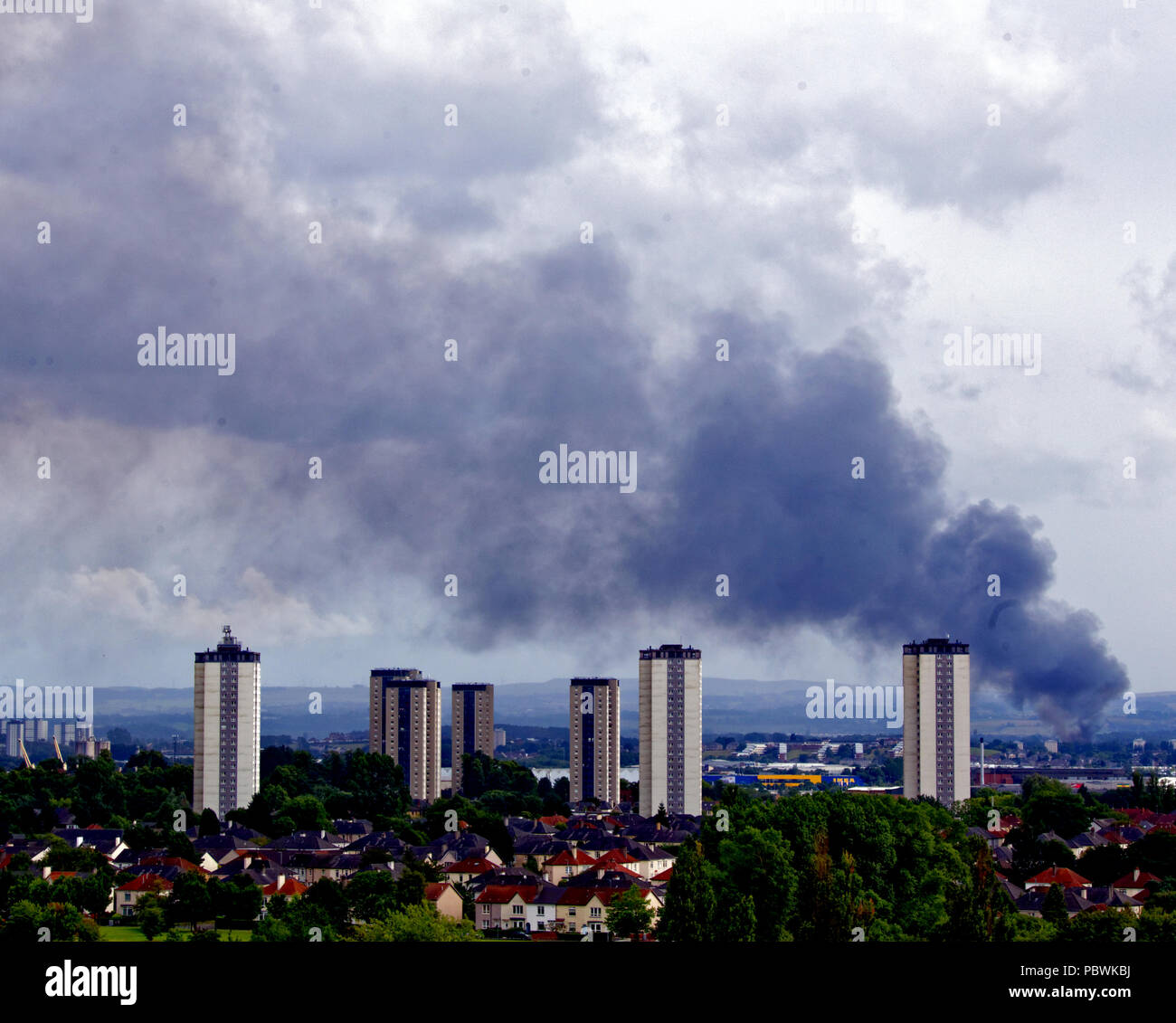Glasgow, Scotland, UK 30th July. Another fire in Glasgow plumets black smoke over the scotstoun towers high flats, viewed from four miles away, across the city for miles as derelict Howford primary school fire adds to the city’s concerns over airborne pollutants and asbestos focused by the recent Art School blaze. Gerard Ferry/Alamy news Stock Photo