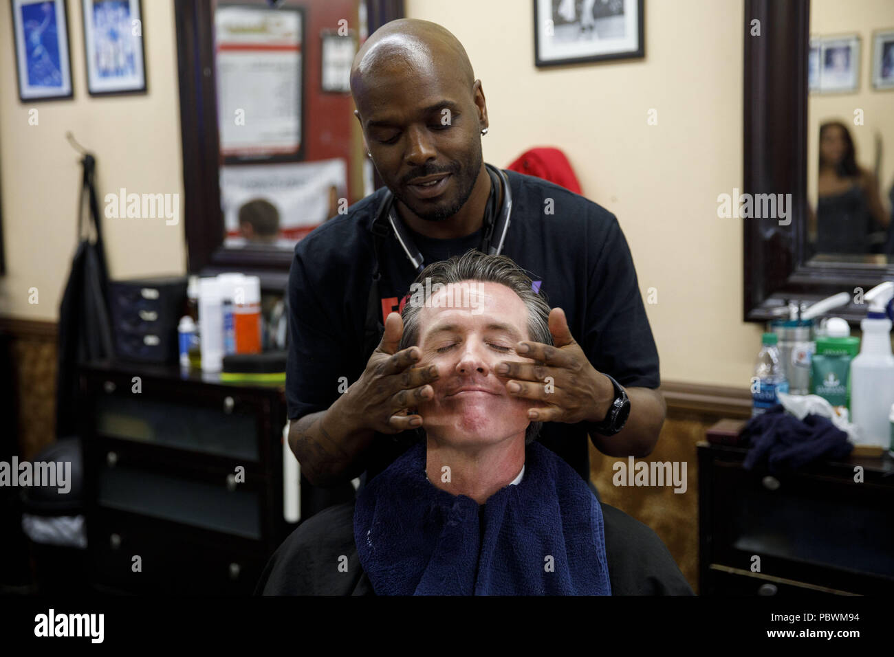 Los Angeles, California, USA. 31st May, 2018. Gavin Newsom, Democractic  candidate for governor of California, receives a shave from barber Brandon  Thomas during a campaign visit at the Stakely's Barber Salon with