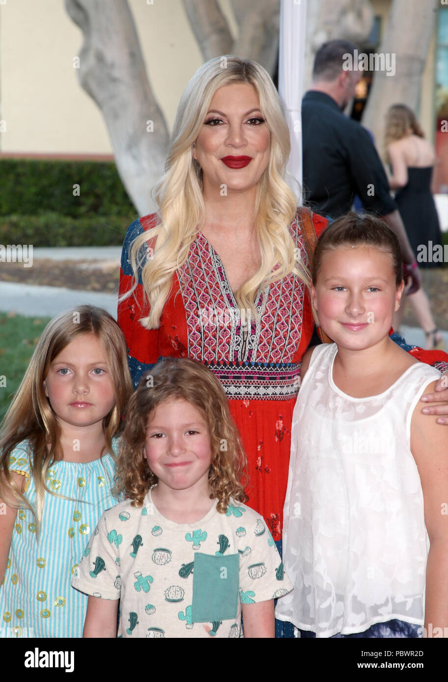 Tori spelling and hattie margaret mcdermott hires stock photography