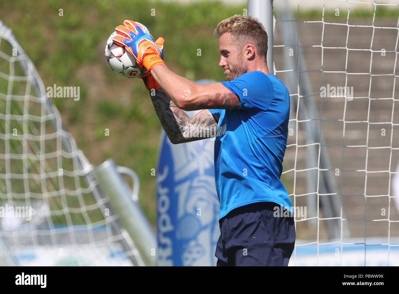 31.07.2018, Austria, Mittersil: Football, Bundesliga, training of FC Schalke 04 at the training camp. Goalkeeper Ralf Fährmann holding the ball. Photo: Tim Rehbein/dpa Stock Photo