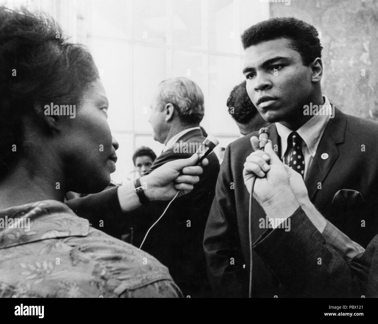 muhammad-ali-speaks-with-journalists-after-the-sentence-for-refusing