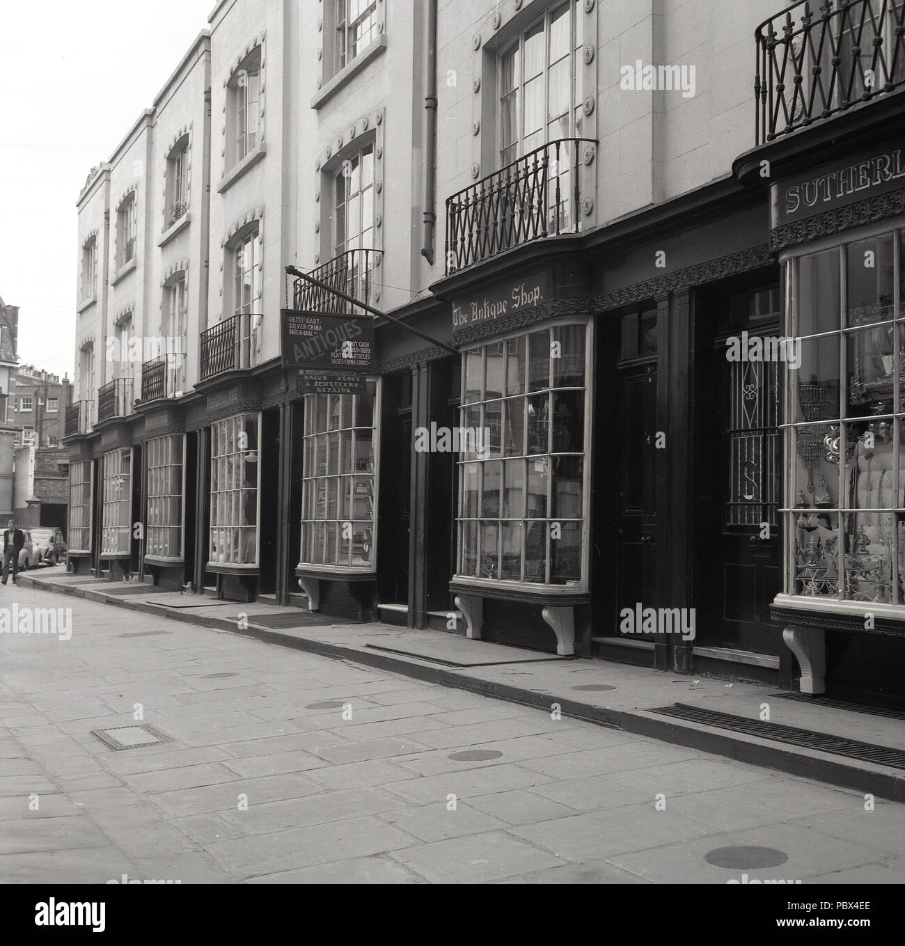 1950s, a view of Woburn Walk, London, WC1, England, UK, London's first pedestrian street, hence the name, 'walk'. An attractive unassuming street or passageway of victorian buildings with bow-fronted shop fronts, the famous author WB Yeats lived there from 1855 until 1919. Stock Photo