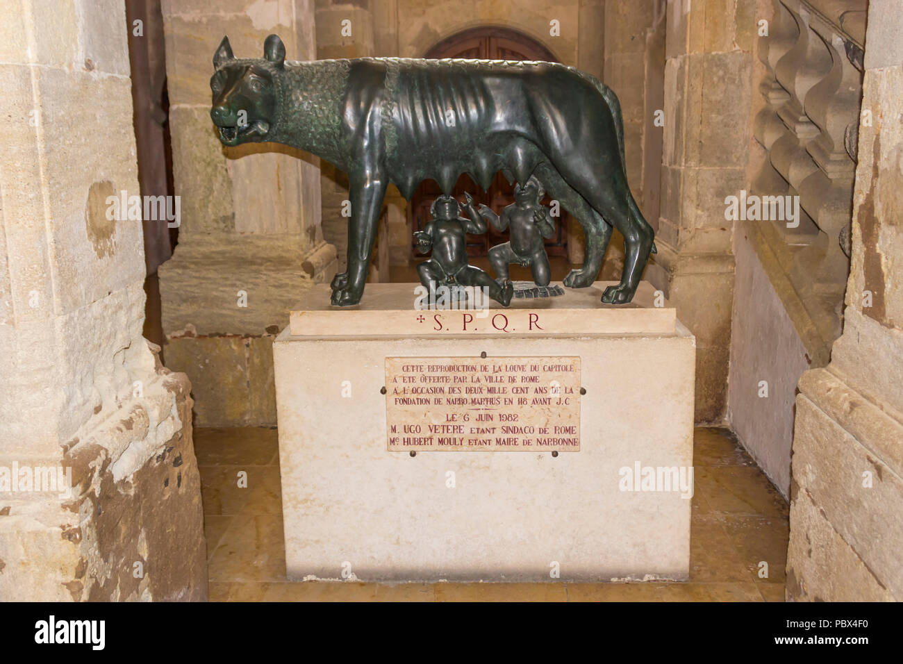 Narbonne, Occitanie region, France.  This reproduction of the Capitoline she-wolf suckling the twins Romulus and Remus Stock Photo