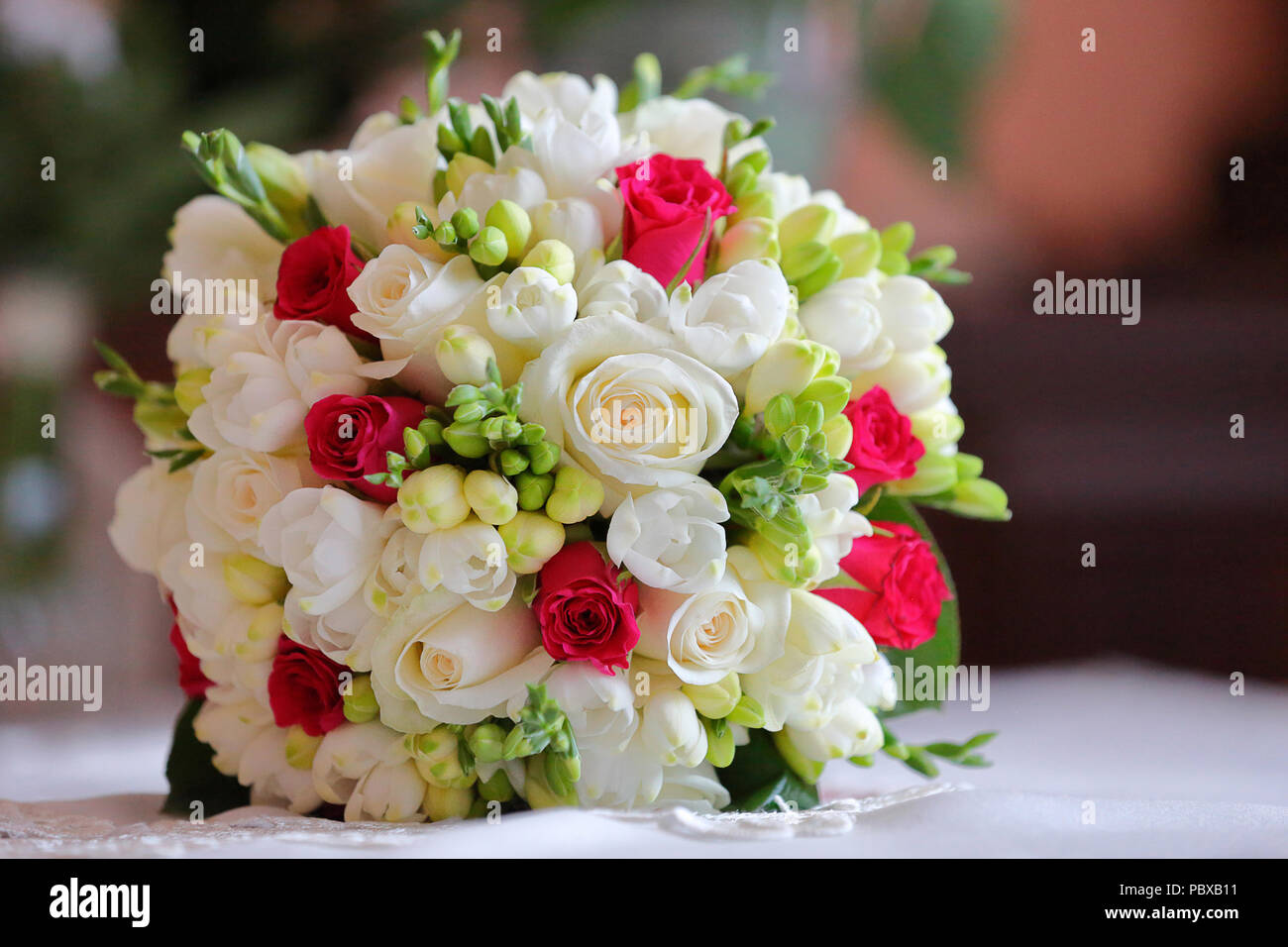 Flower bouquet fresh red roses hi-res stock photography and images - Alamy