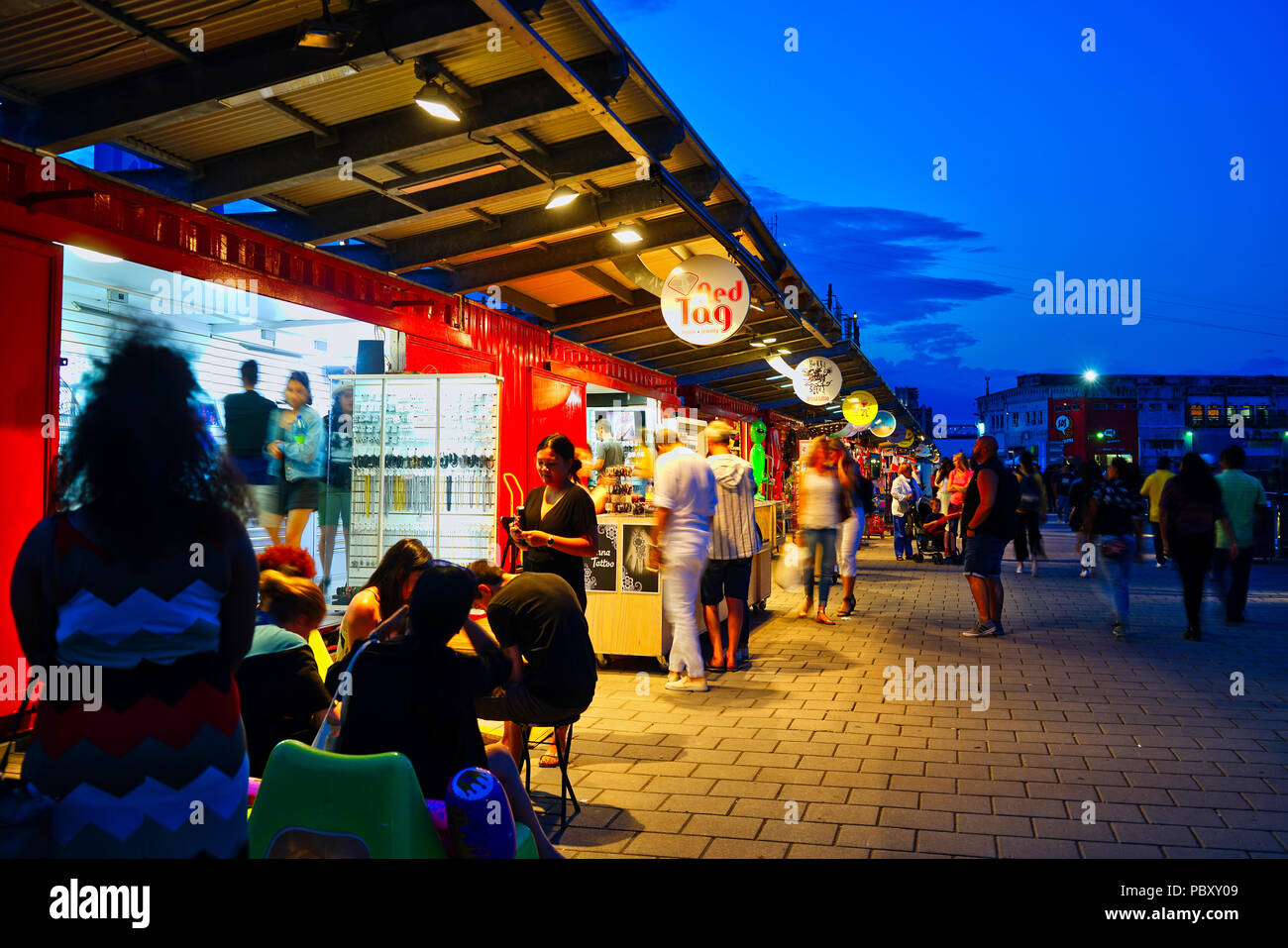 Montreal, Canada, 29 July, 2018. People walking along shops and boutiques at the Bonsecours bassin in Old Montreal. Credit:Mario Beauregard/Alamy Live Stock Photo