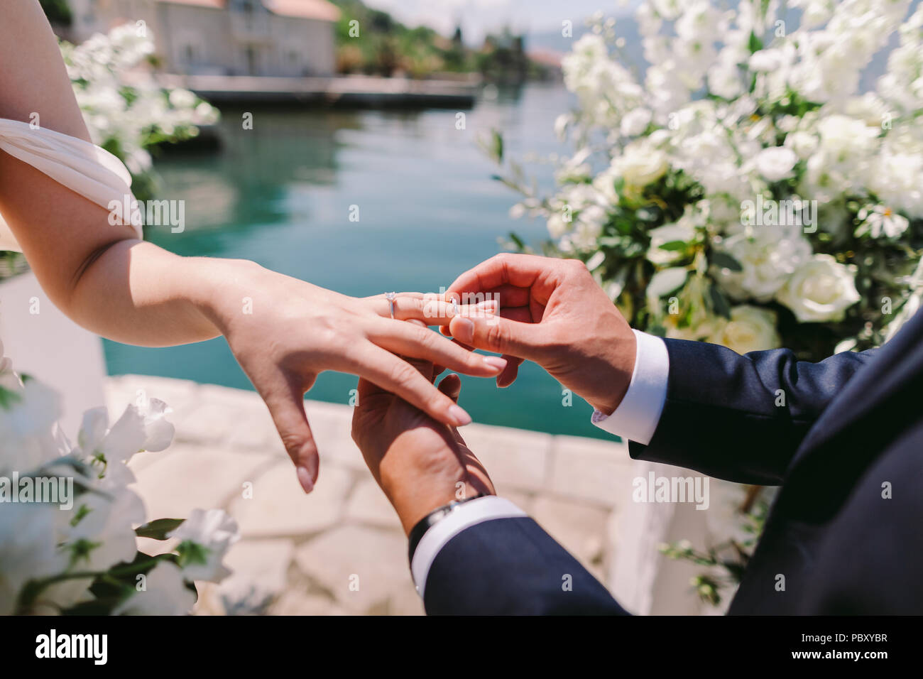 groom wearing wedding ring. Ring finger Stock Photo Alamy