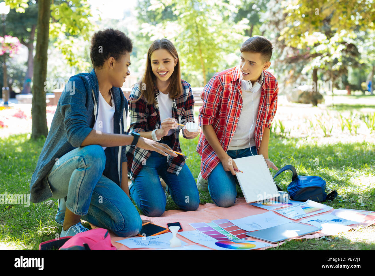 Students working on art project hi-res stock photography and images - Alamy