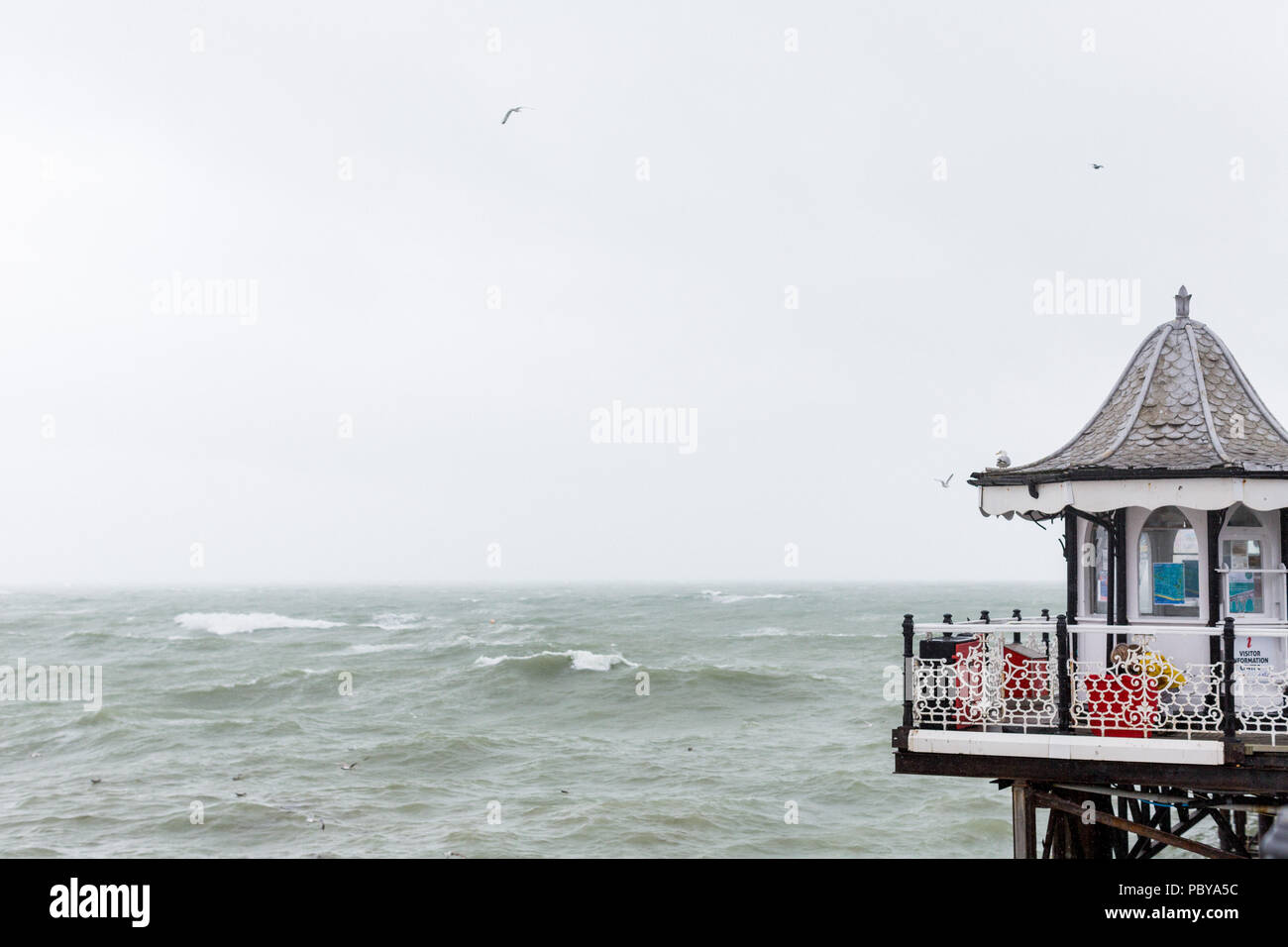 Stormy seas on a summer's day with a view of the tourist information office on Brighton Palace Pier Stock Photo