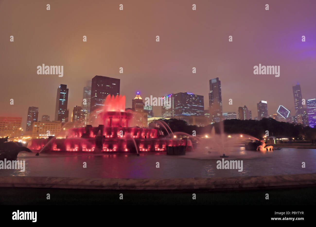 Buckingham Fountain and the Chicago, Illinois skyline at night Stock