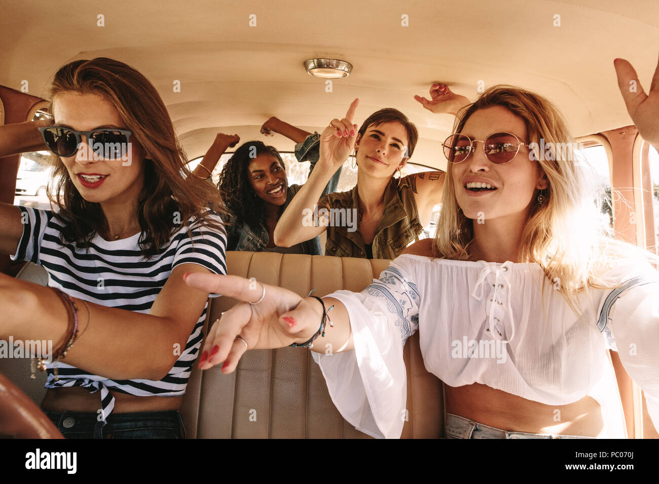 Young girls singing hires stock photography and images Alamy