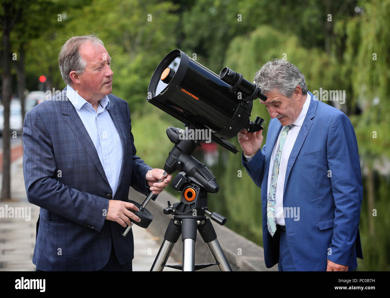 Tom Parlon (left), Director General of the Construction Industry Federation (CIF) and John Halligan TD, Minister of State for Skills, Training, Innovation, Research and Development, at the unveiling of a plaque in Dublin, in praise of Thomas Grubb's contribution to astronomy in Ireland and worldwide. Stock Photo