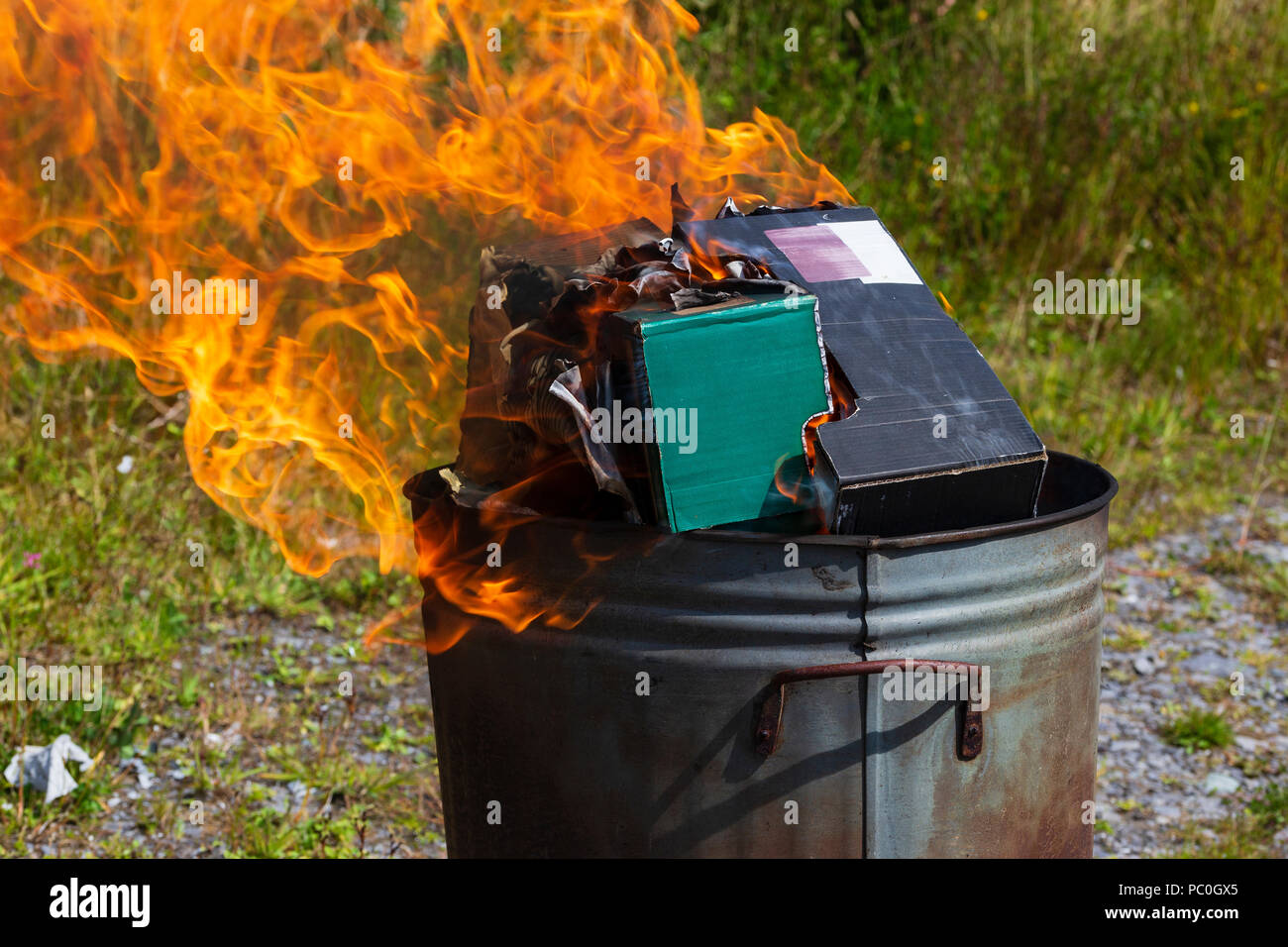 https://c8.alamy.com/comp/PC0GX5/burning-waste-paper-and-cardboard-in-small-garden-incinerator-PC0GX5.jpg