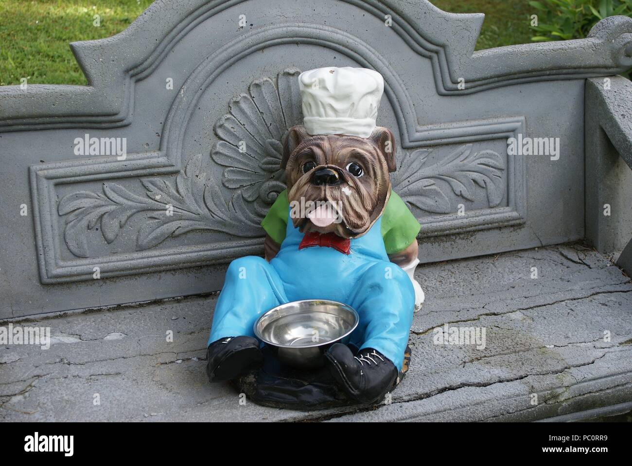 Figure of an English bulldog with water bowl for dogs arranged on a bench Stock Photo