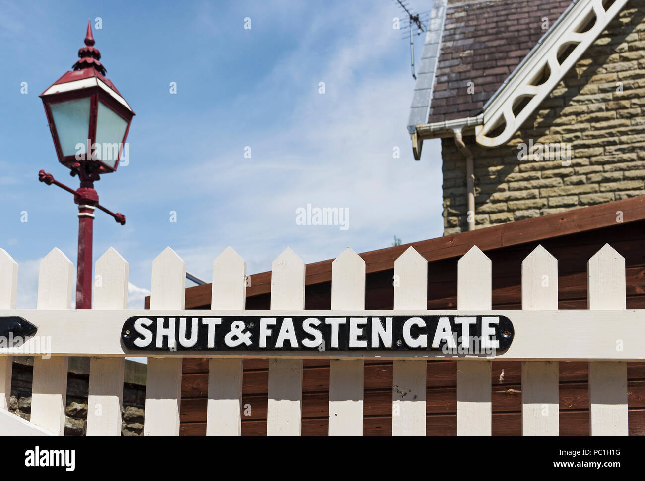 Shut and fasten gate sign at Settle to Carlisle railway station. Settle, North Yorkshire, UK Stock Photo