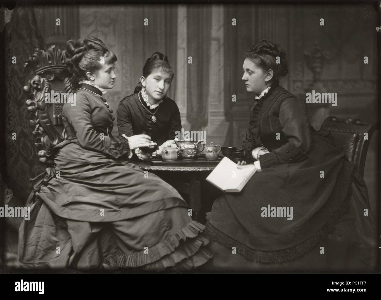 4 Adelaide Fanny Louise Barber (née Bassano); Camilla Teresa Serjeant (née Bassano); Miss Barnett by Alexander Bassano Stock Photo