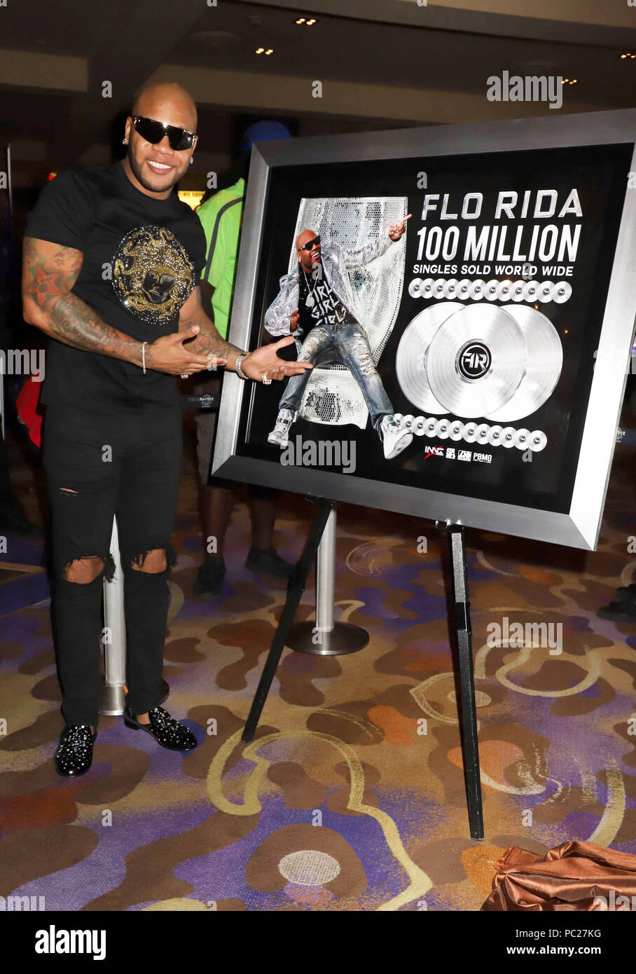 Performer Flo Rida unveils personalized memorabilia case at Hard Rock ...
