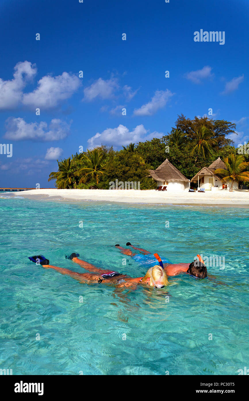 Schnorchler vor der Insel Bathala, Malediven | Snorkeller in front of Bathala island, Maldive islands Stock Photo