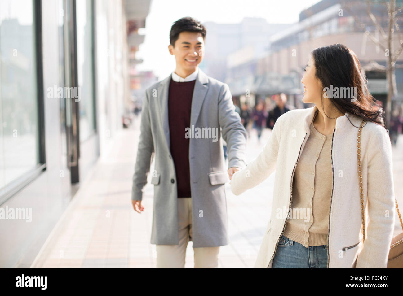 Walking street holding looking away hi-res stock photography and images ...