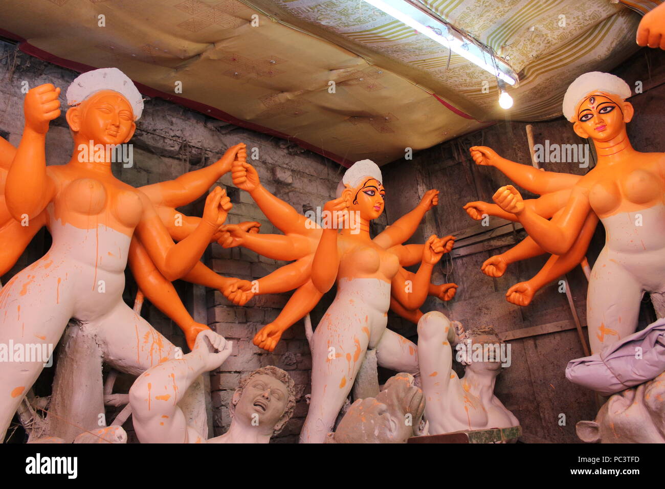 Kolkata, India. 30th July, 2018. Preparation of Bengali's most waited festival Durga Pujo is going on full swing at Kolkata's famous Kumortuli. Credit: Tirthankar Das/Pacific Press/Alamy Live News Stock Photo