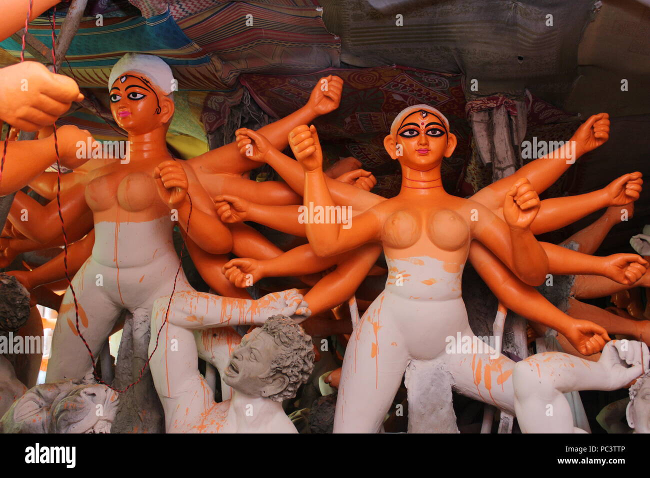 Kolkata, India. 30th July, 2018. Preparation of Bengali's most waited festival Durga Pujo is going on full swing at Kolkata's famous Kumortuli. Credit: Tirthankar Das/Pacific Press/Alamy Live News Stock Photo