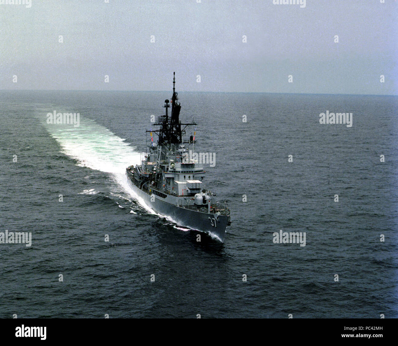 Aerial starboard bow view of the guided missile destroyer USS FARRAGUT ...