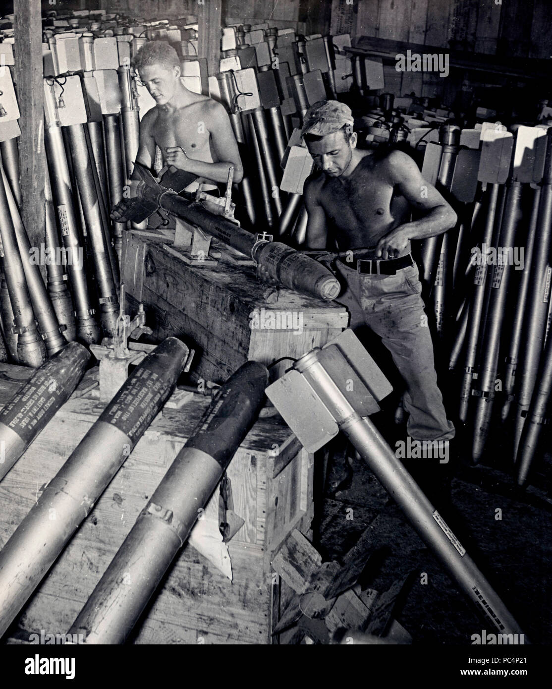 Okinawa - Ordinance Men of a Marine Air Group place fins and warheads on five inch projectiles Stock Photo