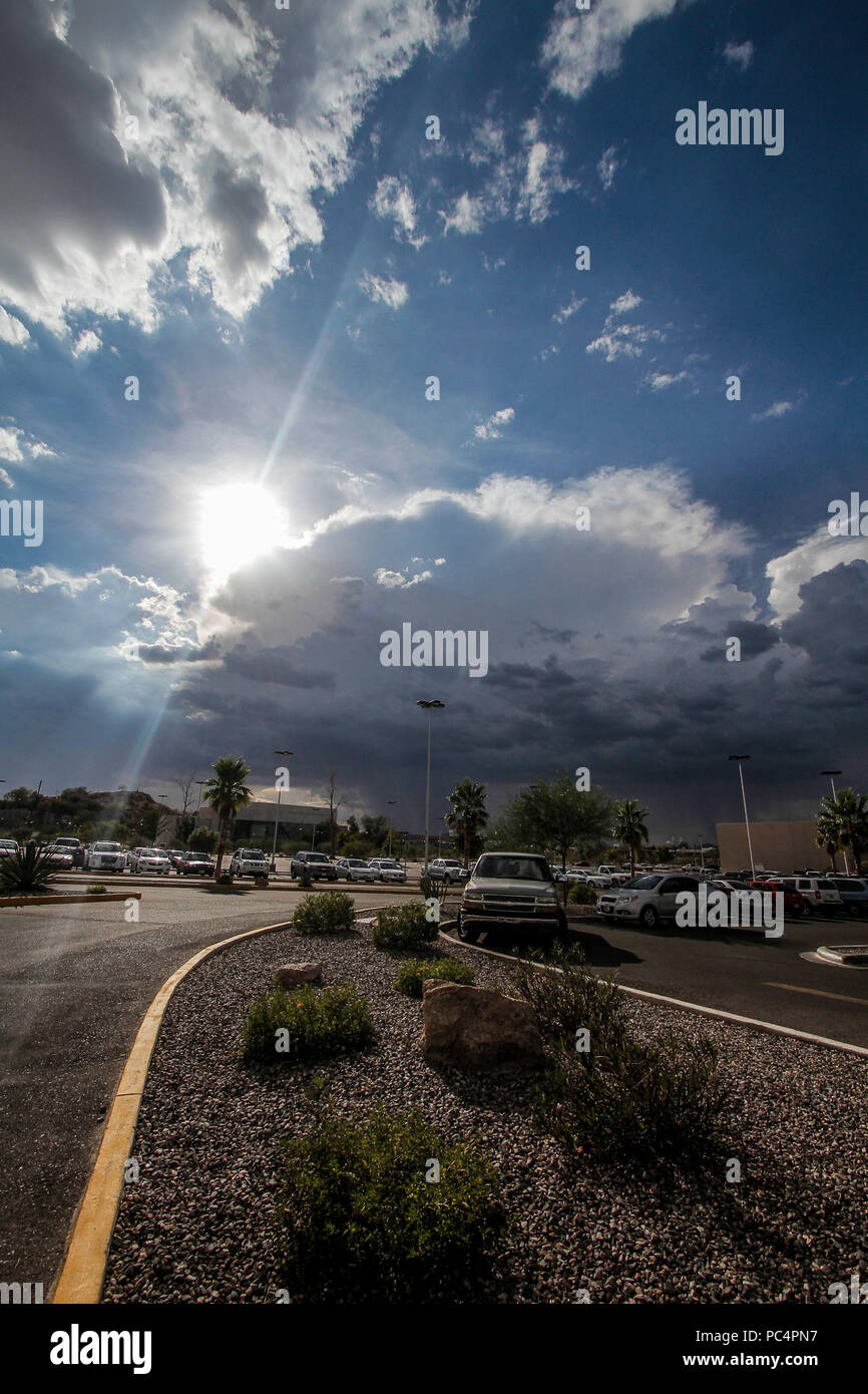 Dia nublado y soleado durante la tarde verano en el estacionamiento de Galerías Mall.  (Photo: Luis Gutierrez/NortePhoto)    Cloudy and sunny day duri Stock Photo