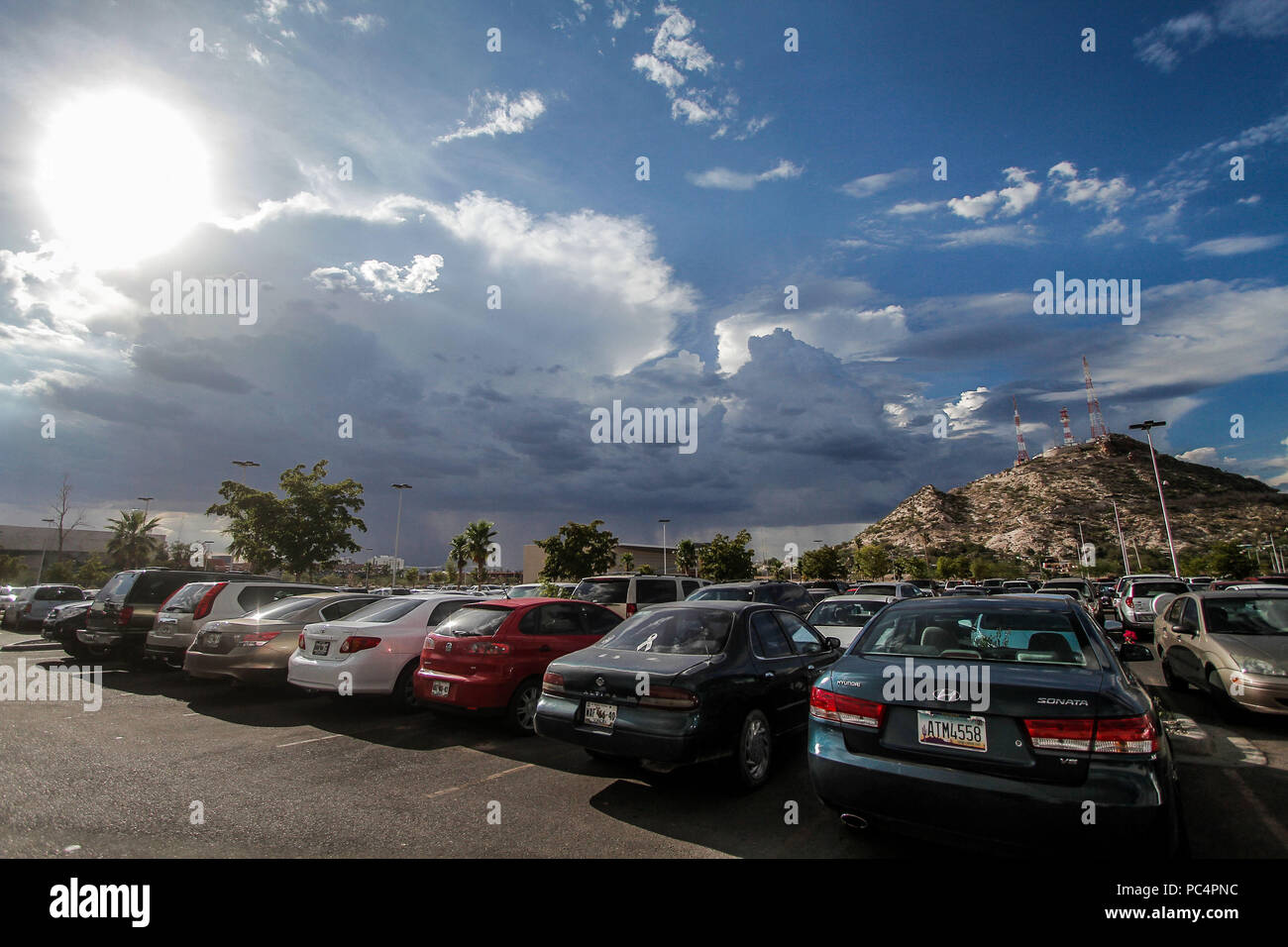 Dia nublado y soleado durante la tarde verano en el estacionamiento de Galerías Mall. Cerro de la Campana.   (Photo: Luis Gutierrez/NortePhoto)    Clo Stock Photo