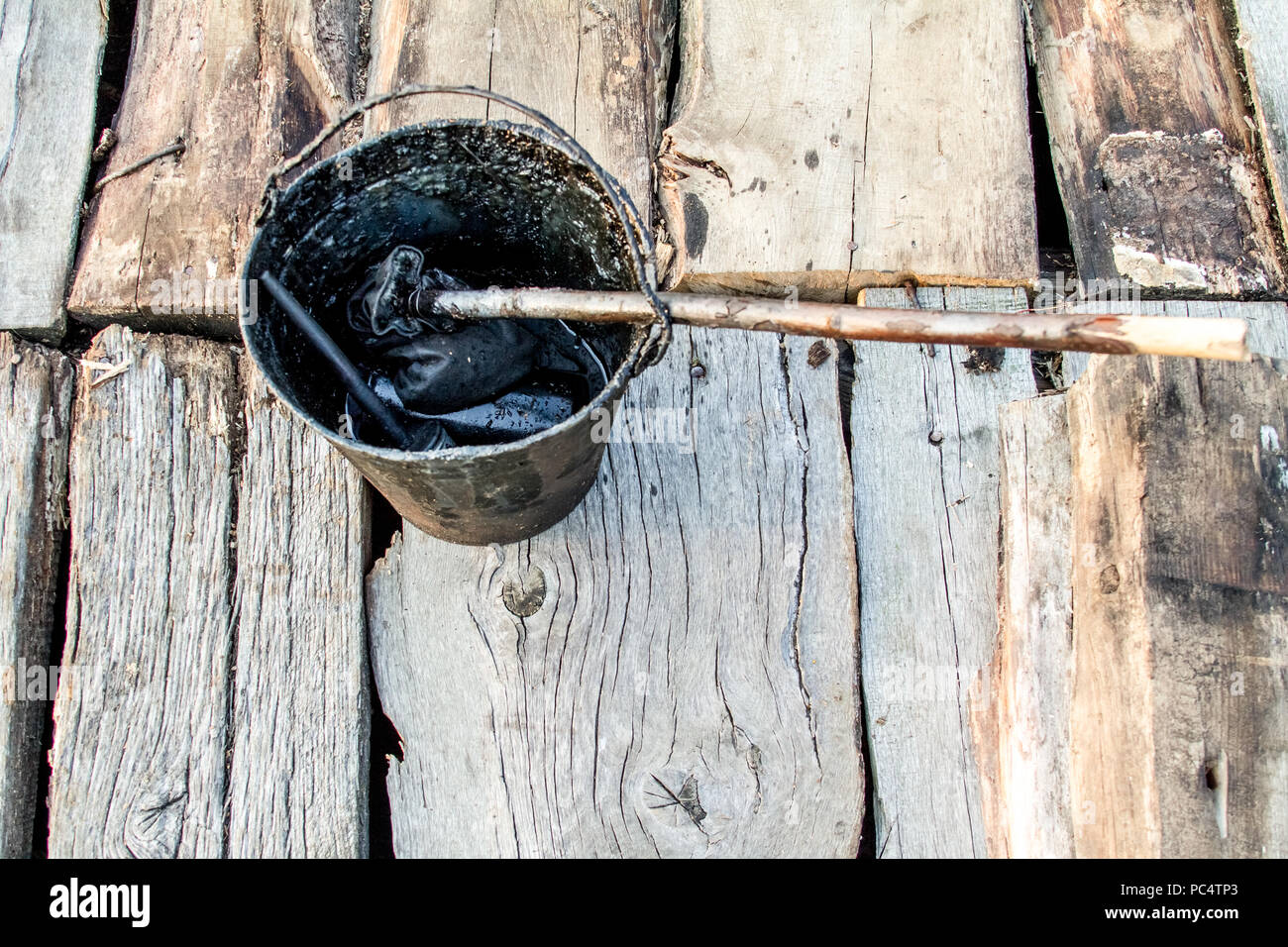 Hot tar bucket hires stock photography and images Alamy