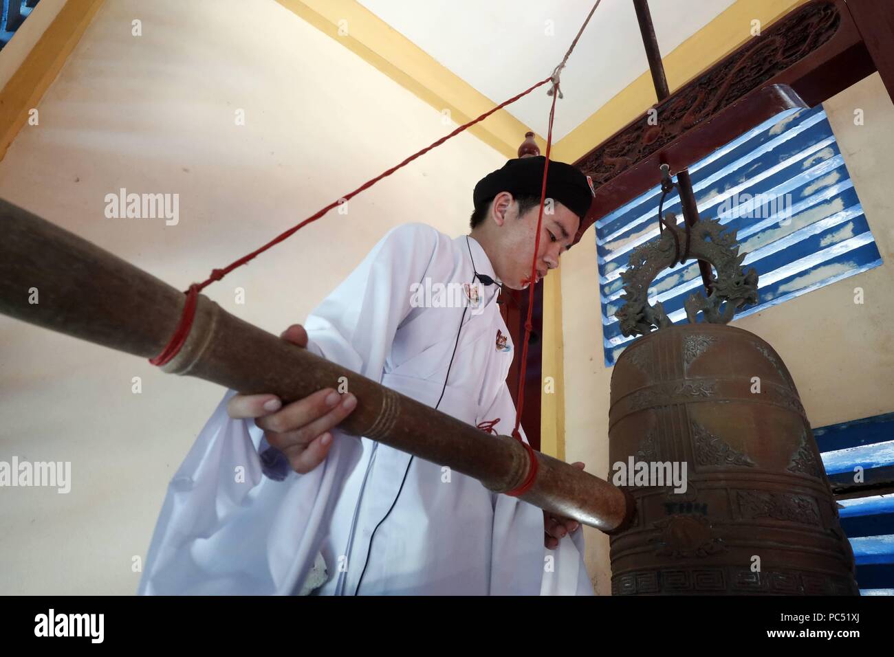 Man Ringing Gong Man ringing temple bell High Resolution Stock Photography and Images ...