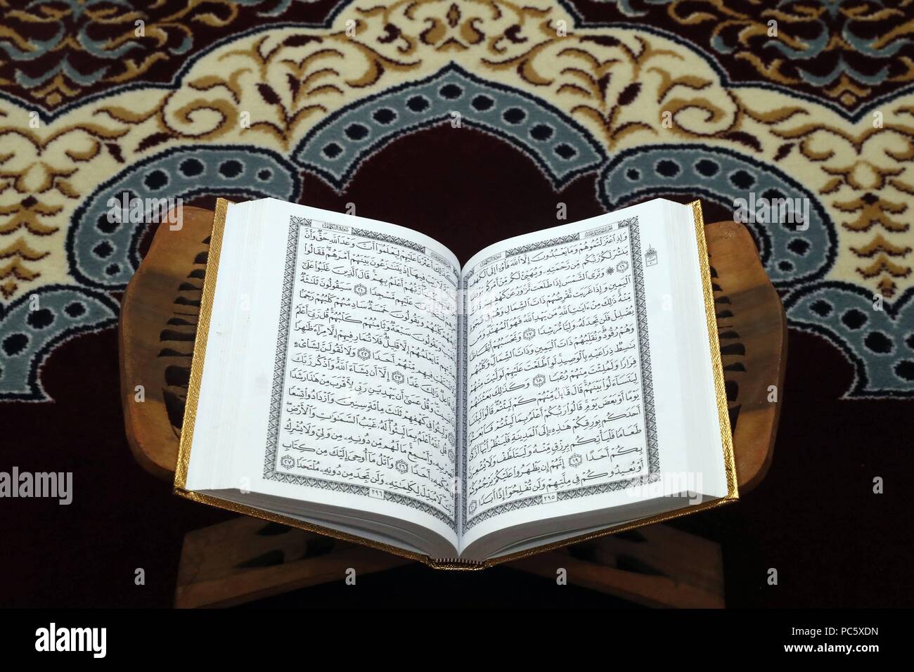 Open holy quran on wood stand hi-res stock photography and images - Alamy