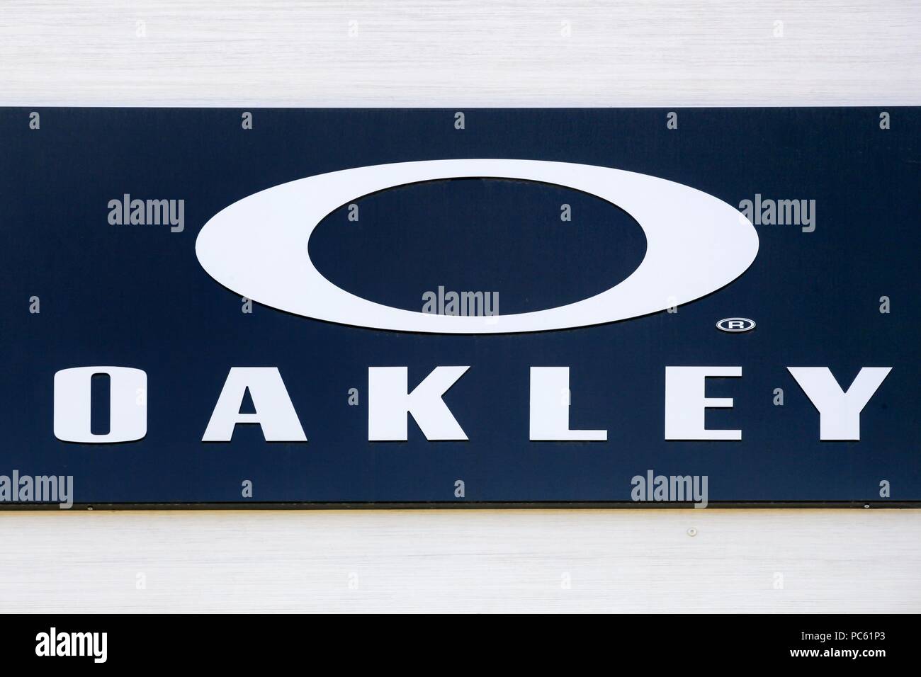 oakley brand logo