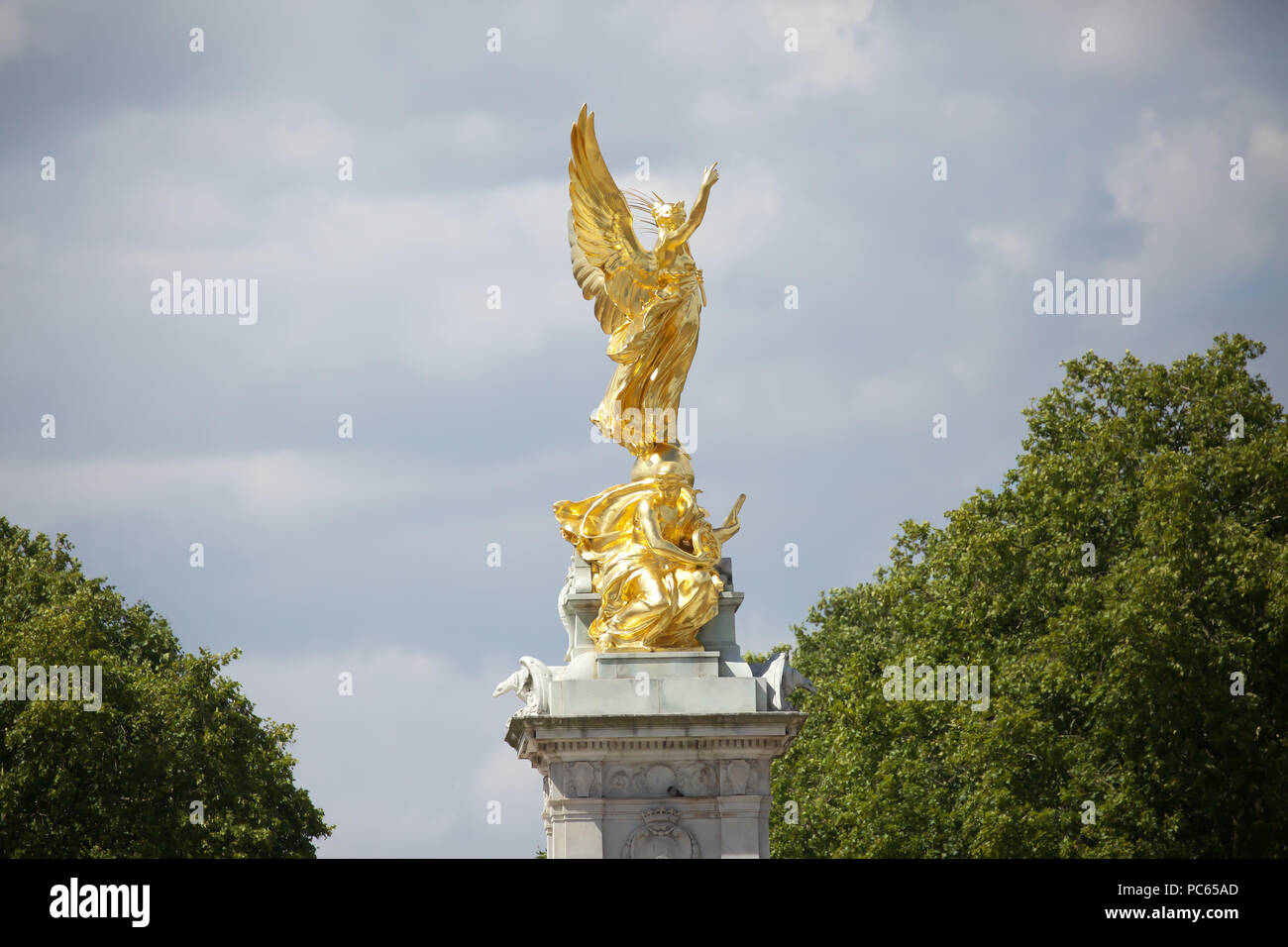 London,UK,31st July 2018,Blue Skies over Green Park in Central London©Keith Larby/Alamy Live News Stock Photo