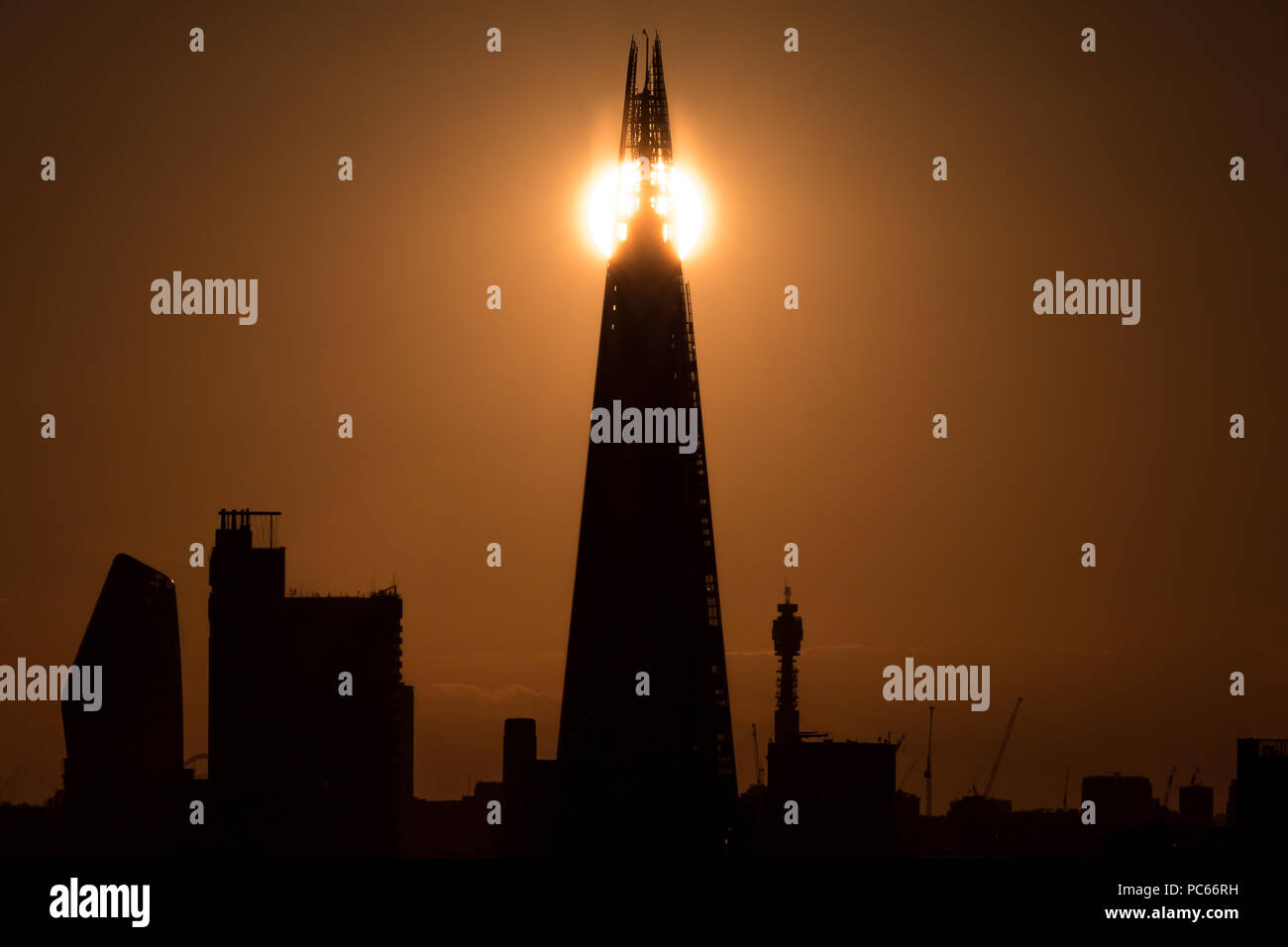 Sun setting behind buildings hi-res stock photography and images - Alamy