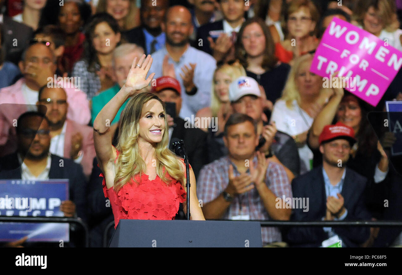 Tampa, Florida, USA. 31st July 2018. U.S. President Donald Trump's daughter-in-law, Lara Trump, waves after speaking at her father's Make America Great Again Rally on July 31, 2018 at the Florida State Fairgrounds in Tampa, Florida. (Paul Hennessy/Alamy) Credit: Paul Hennessy/Alamy Live News Stock Photo
