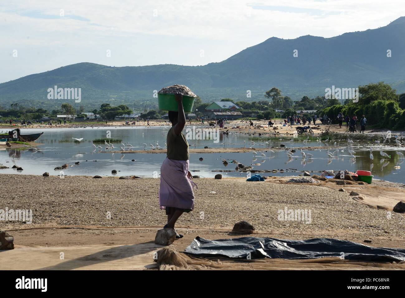 Sindo, Kenya. 03rd May, 2018. Fishmongers buy Omena, small sardinelike
