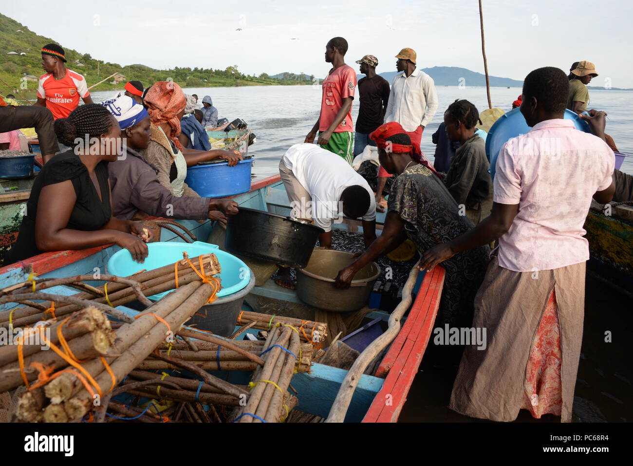 Sindo, Kenya. 03rd May, 2018. Fishmongers buy Omena, small sardinelike