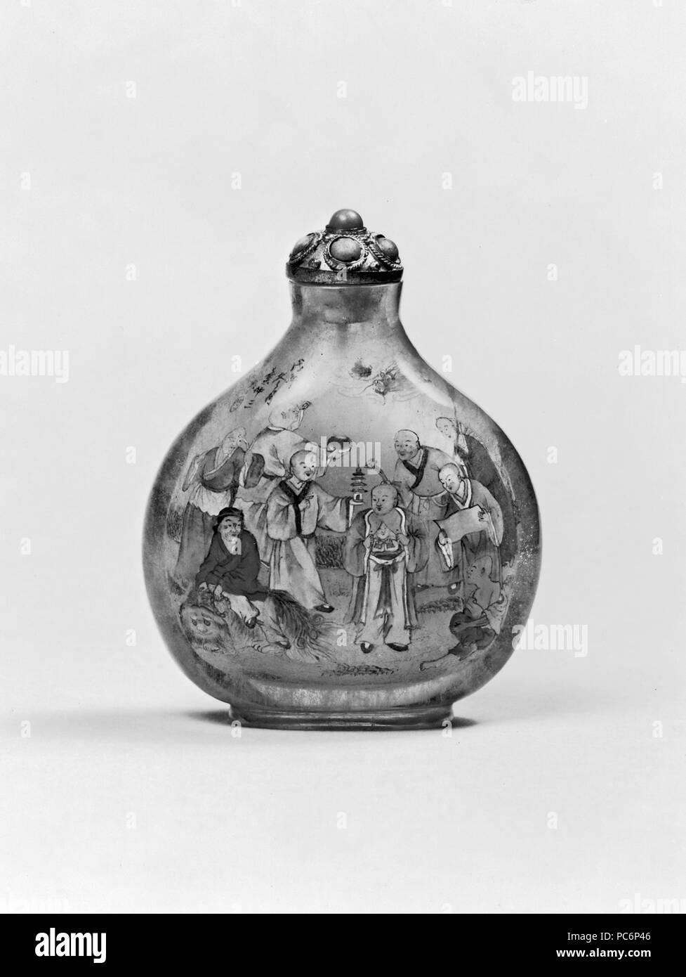 Ye Zhangsan (Chinese, active 1892-1912). 'Snuff Bottle with the 18 Buddhist Luohans [Lohans],' 1898. glass with interior painting and filigree. Walters Art Museum (47.585): Gift of Edward Choate O'Dell, 1977. 95 Ye Zhangsan - Snuff Bottle with Luohans -Lohans- - Walters 47585 Stock Photo