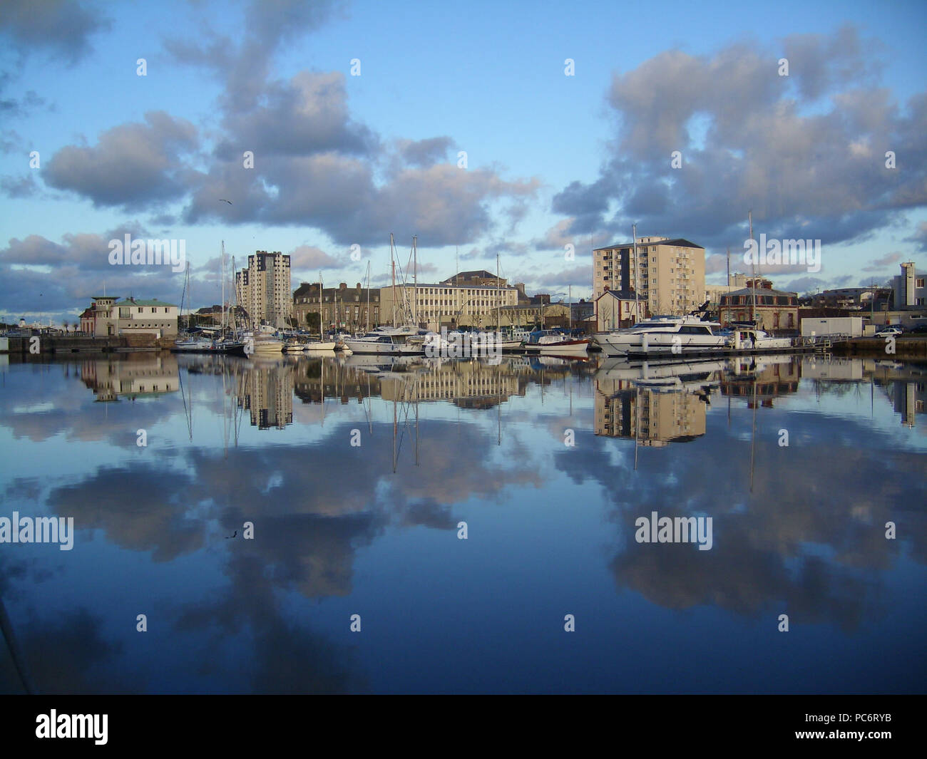 126 Cherbourg, Bassin de commerce sous le soleil d'hiver (1) Stock Photo